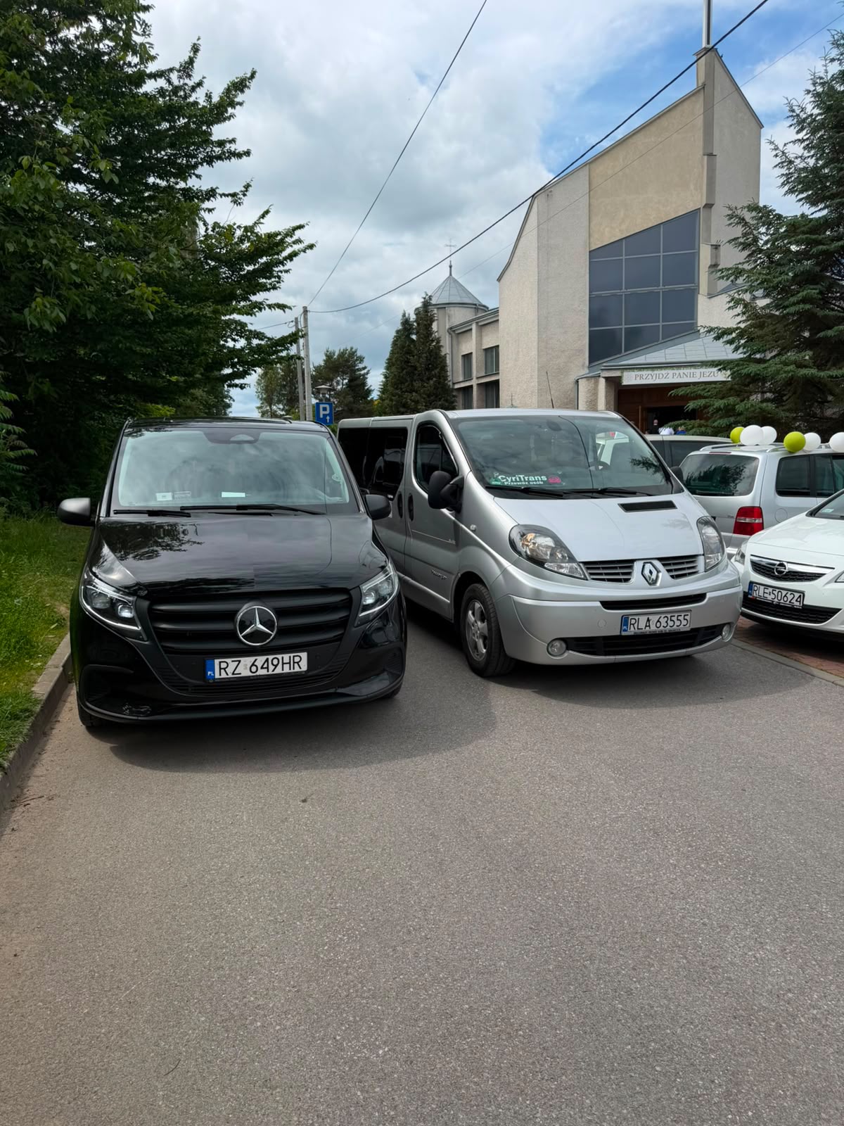 Bus 9-osobowy transport gości weselnych Rzeszów CyriTrans Busy Mercedes Vito transfer lotniskowy Rzeszów Bus 9-osobowy przewóz osób Rzeszów CyriTrans