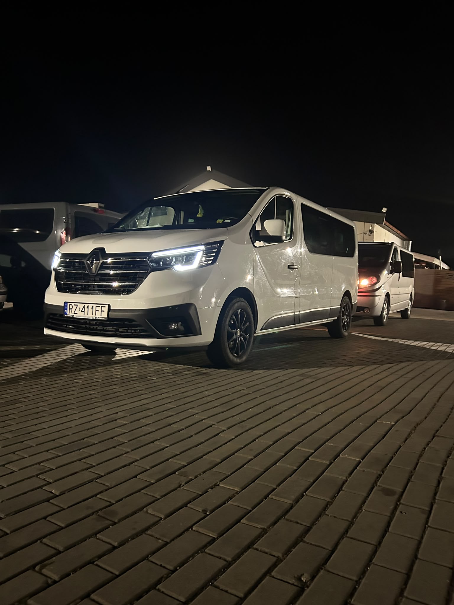 Bus 9-osobowy transport gości weselnych Rzeszów CyriTrans Busy Mercedes Vito transfer lotniskowy Rzeszów Bus 9-osobowy przewóz osób Rzeszów CyriTrans