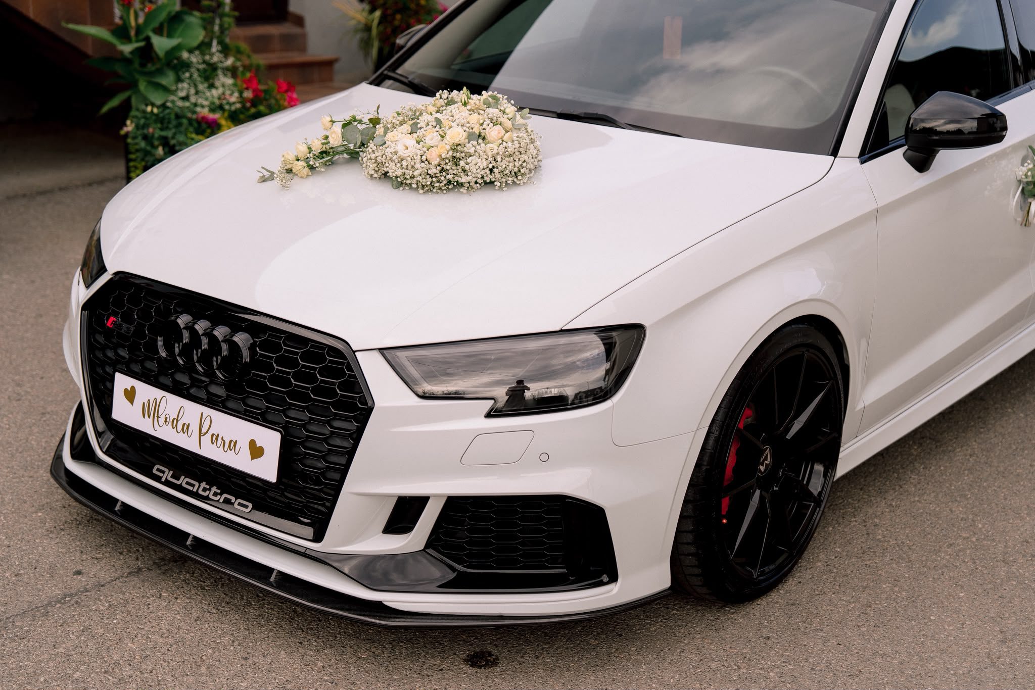 Audi RS3 auto do ślubu Rzeszów z dekoracją kwiatową Biały Audi RS3 samochód ślubny CyriTrans Rzeszów