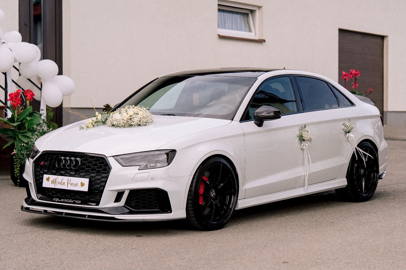 Audi RS3 auto do ślubu Rzeszów z dekoracją kwiatową Biały Audi RS3 samochód ślubny CyriTrans Rzeszów