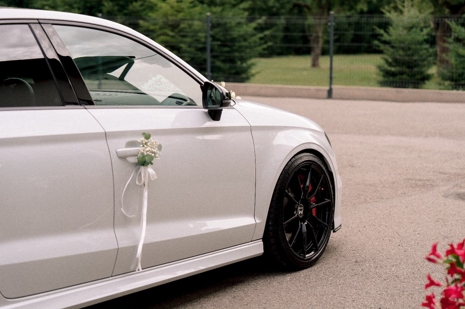 Audi RS3 auto do ślubu Rzeszów z dekoracją kwiatową Biały Audi RS3 samochód ślubny CyriTrans Rzeszów