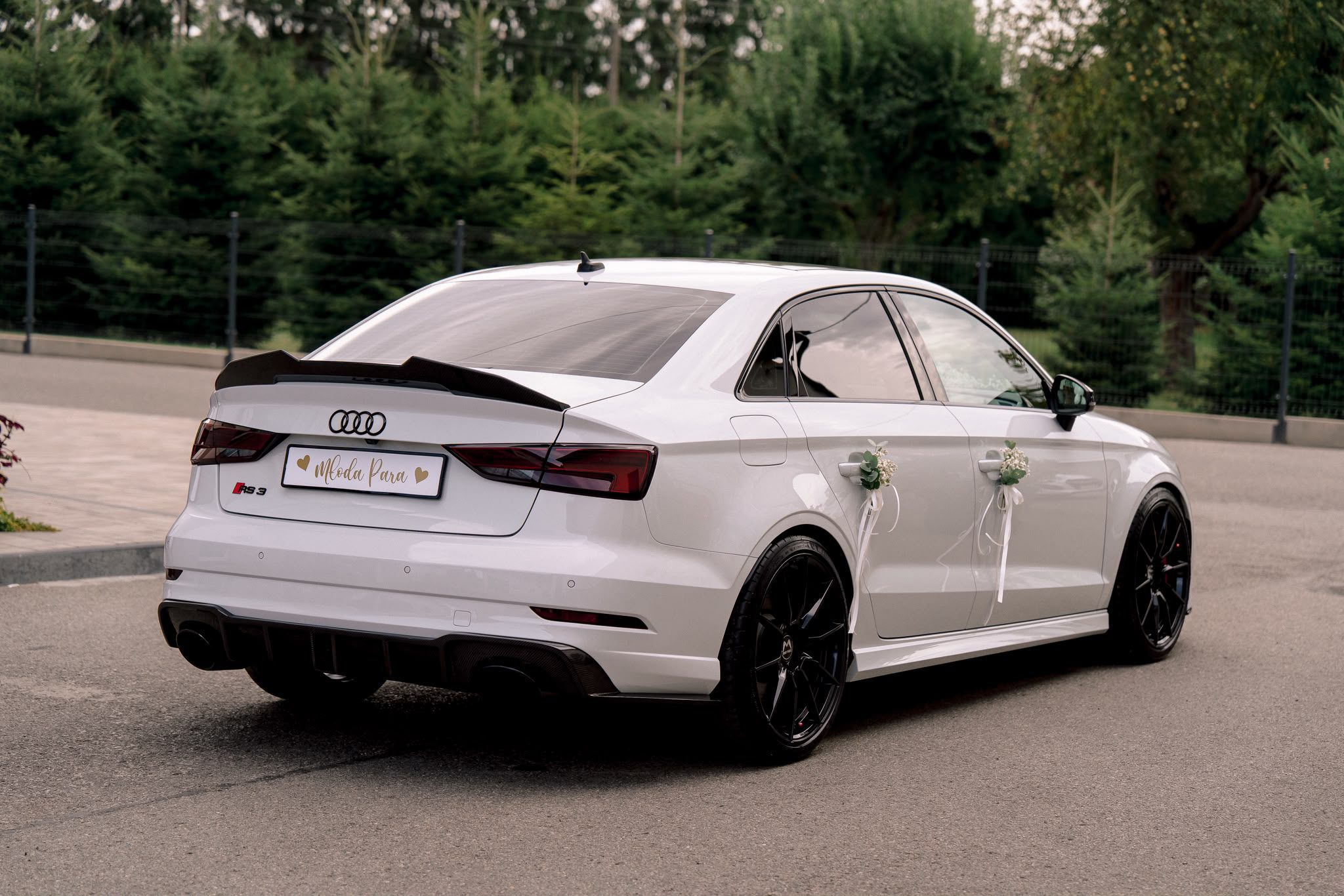 Audi RS3 auto do ślubu Rzeszów z dekoracją kwiatową Biały Audi RS3 samochód ślubny CyriTrans Rzeszów